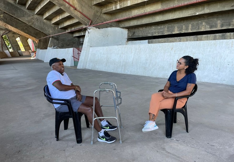 Ivair Ferreira, ex-jogador da Portuguesa, conversa com Denise Thomaz no estádio do Canindé — Foto: Reprodução/TV Globo