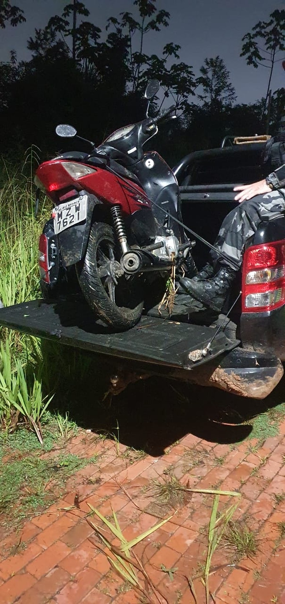 Motocicleta foi recuperada no bairro Taquari, em Rio Branco — Foto: Polícia Militar