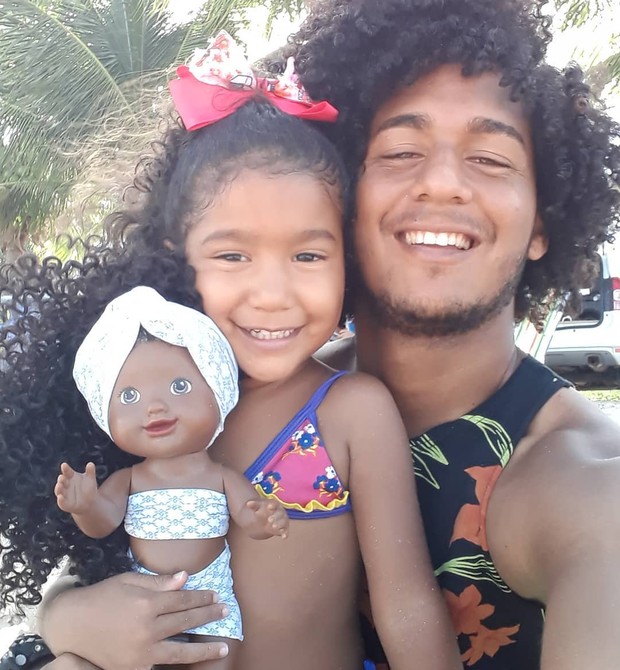 Hadassa com o pai e sua nova boneca (Foto: Reprodução Instagram)
