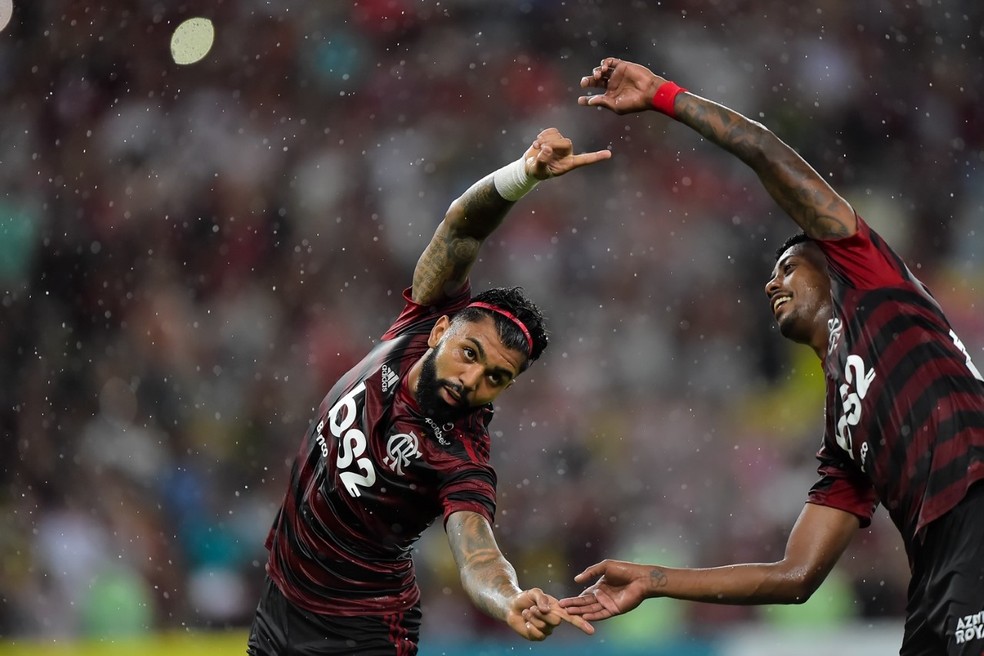 Gabigol e Bruno Henrique comemoram gol juntos — Foto: André Durão