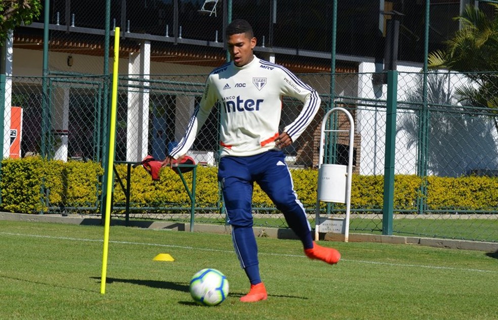 Raniel treina no CT da Barra Funda, do São Paulo — Foto: Érico Leonan/saopaulofc.net