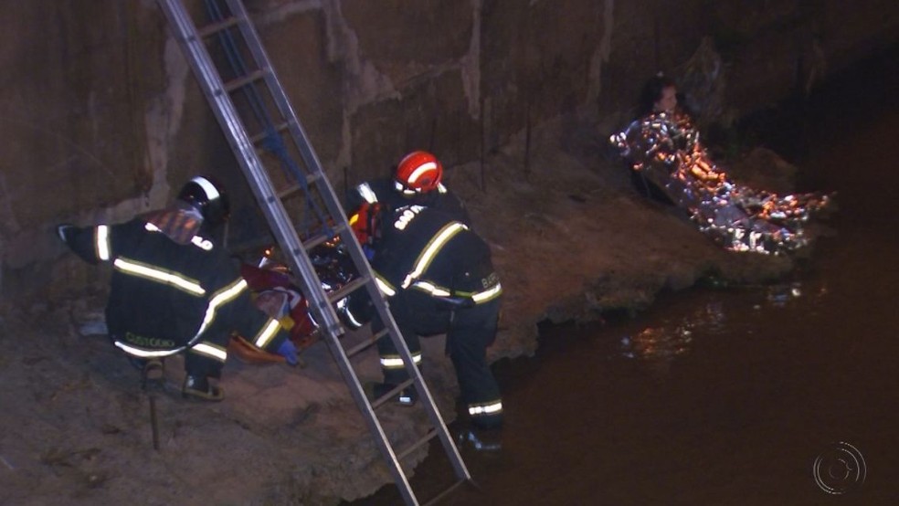 Bombeiros fizeram o resgate das vítimas e as estabilizaram às margens do Rio Bauru (Foto: TV TEM / Reprodução )
