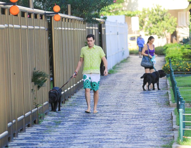 Felipe Dylon passei com cachorros e a mãe no Rio (Foto: Webert Belício / AgNew)