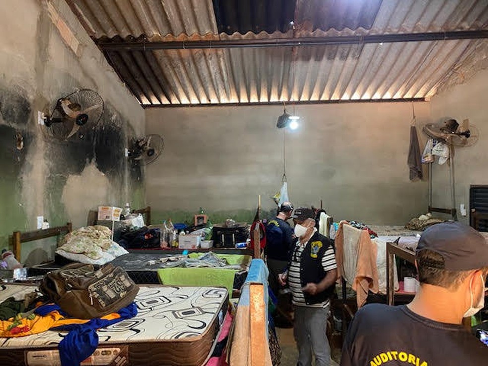Fiscais em um dos ambientes que trabalhadores viviam em Paracatu — Foto: Grupo de Combate ao Trabalho Escravo em Minas Gerais/ Divulgação