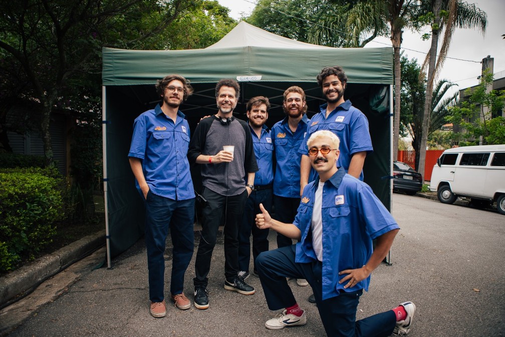 Felipe Simas (de preto) com a Jovem Dionísio — Foto: Divulgação