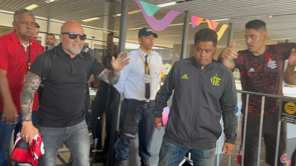 Novo t�cnico do Flamengo, Sampaoli durante desembarque no Rio � Foto: Let�cia Marques