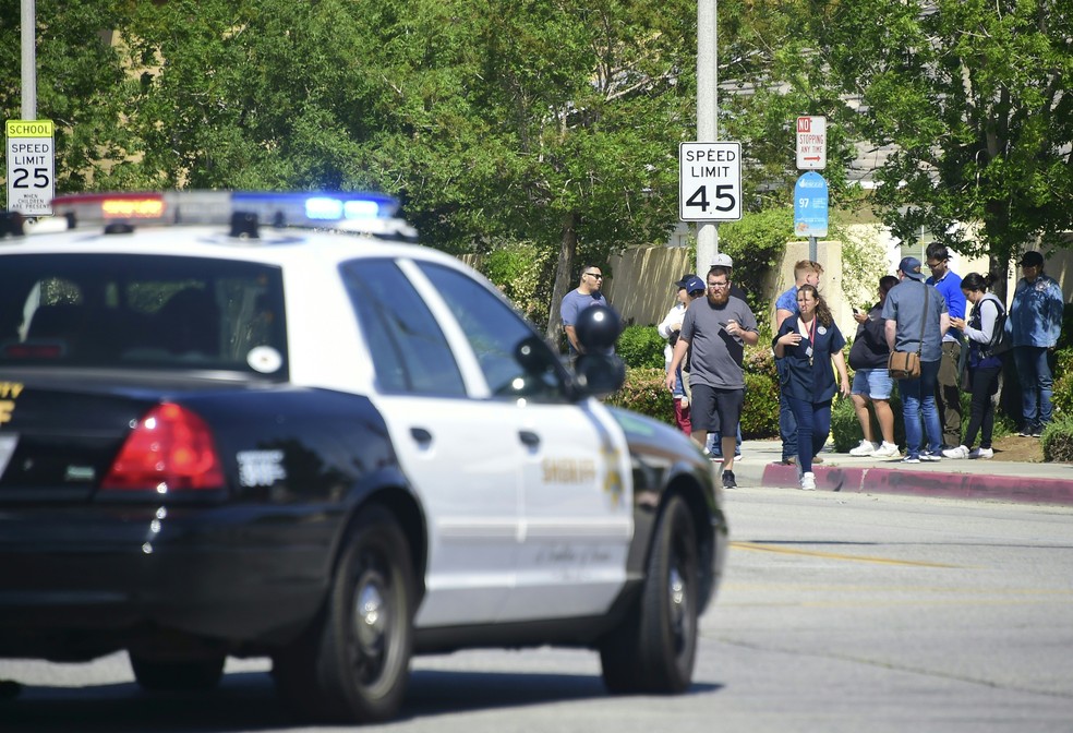 Movimento de policiais em frente a escola na cidade de Palmdale, na CalifÃ³rnia (Foto: Frederic J. Brown/ AFP)