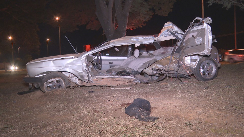 Com o impacto, motorista foi arremessado para fora do carro, em acidente no DF — Foto: TV Globo/Reprodução