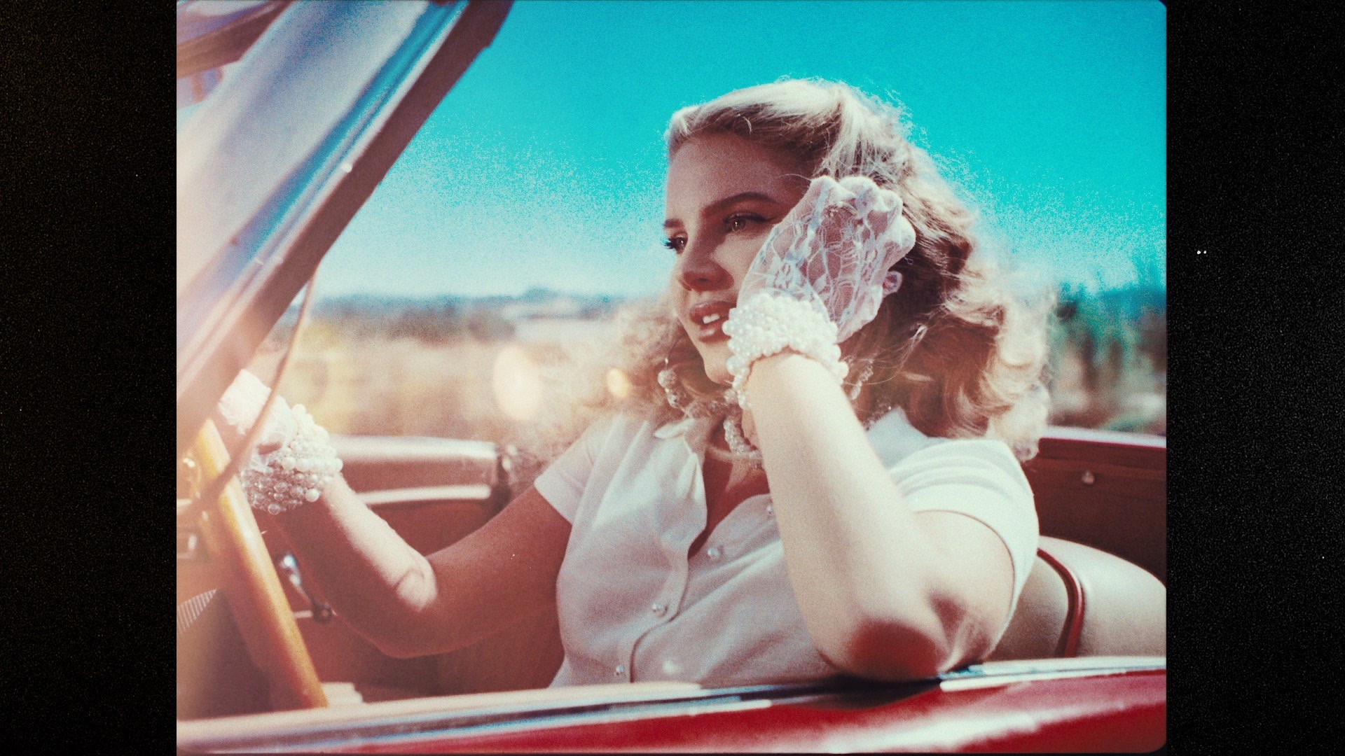 Lana no clipe Chemtrails Over The Country Club (Foto: Cortesia )