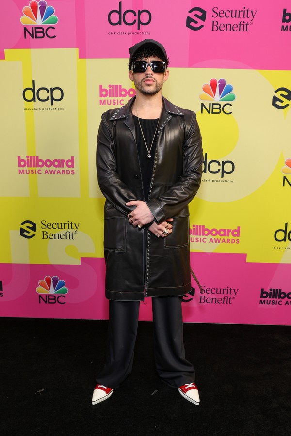 LOS ANGELES, CALIFORNIA - MAY 23: Bad Bunny poses backstage for the 2021 Billboard Music Awards, broadcast on May 23, 2021 at Microsoft Theater in Los Angeles, California. (Photo by Rich Fury/Getty Images for dcp) (Foto: Getty Images for dcp)