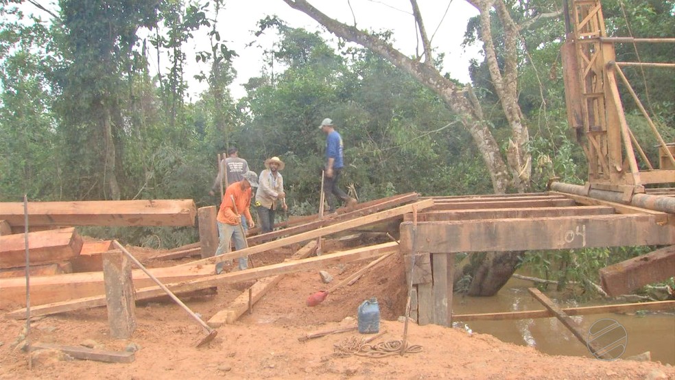 Moradores improvisam pontes nas estradas — Foto: TVCA/Reprodução