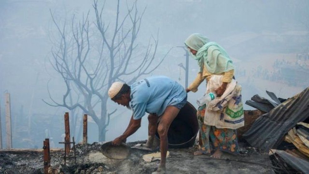 Centenas de pessoas voltaram à região de Cox's Bazar, onde um campo de refugiados rohingya foi incendiado em 5 de março de 2023, para ver o que poderiam salvar em meio às ruínas — Foto: STR/ EPA-EFE/ REX/ Shutterstock via BBC