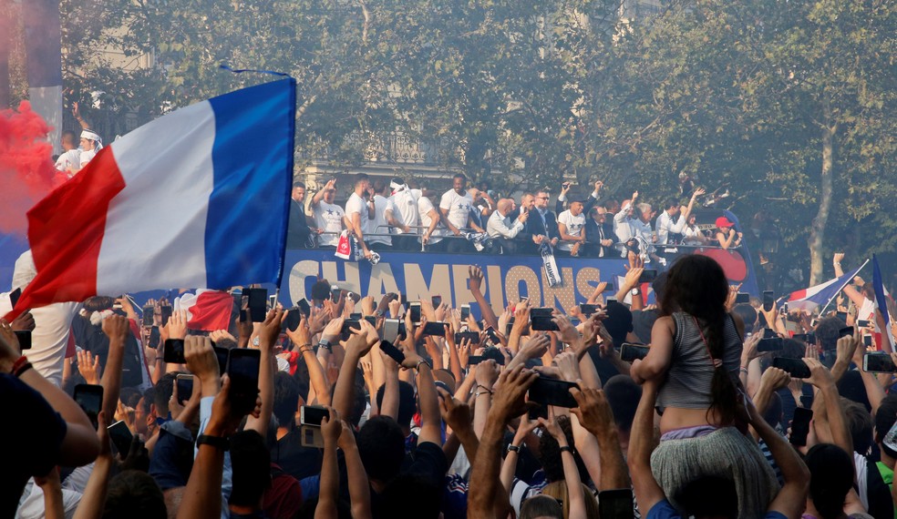 Carreata da França pelas ruas de Paris (Foto: Reuters)