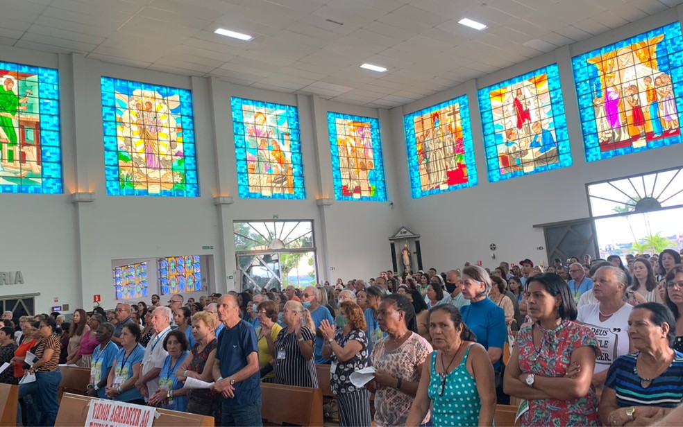 Fiéis no Santuário Basílica do Divino Pai Eterno durante a posse do padre Marco Aurélio Martins da Silva, em Trindade, Goiás — Foto: Victoria Lacerda/O Popular