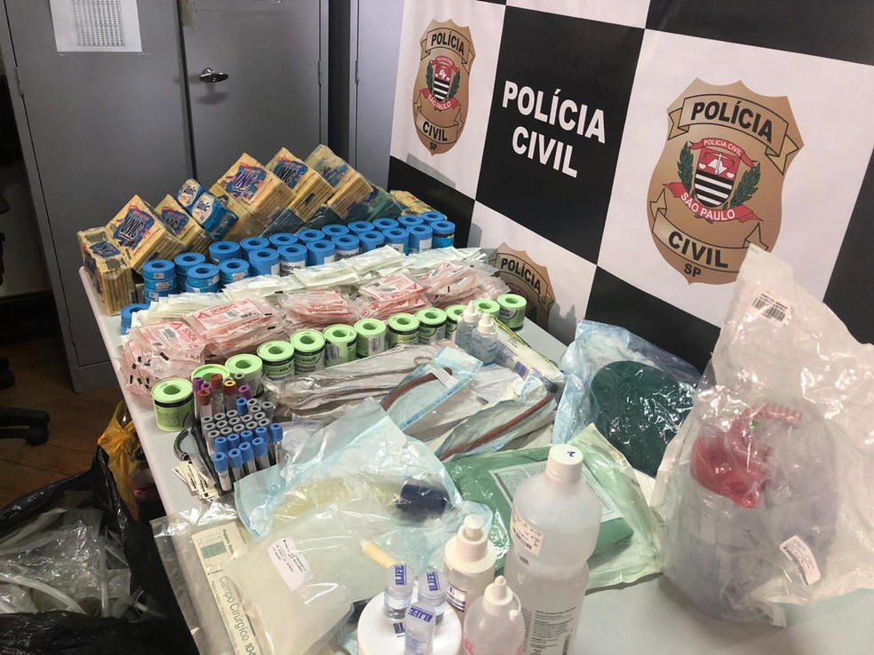 Fiscalização apreende material de saúde com validade vencida em hospital de Pirajuí — Foto: Giuliano Tamura/TV TEM