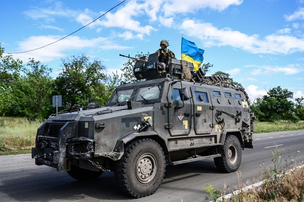 Soldados se movimentam pelo interior da Ucrânia durante conflito com a Rússia — Foto: MIGUEL MEDINA / AFP