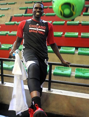 Fã de futebol, Deng se empolga por jogar no Brasil e arrisca embaixadinha