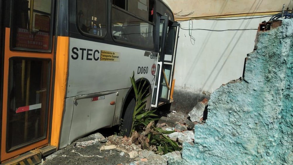 Micro-ônibus bateu em muro e 'invadiu' condomínio em Salvador — Foto: Wendel Muniz/ Arquivo Pessoal
