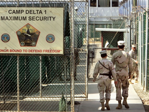 Guardas são vistos no Camp Delta, em Guantánamo, em foto de 27 de junho de 2006 (Foto: AP Photo/Brennan Linsley, File)