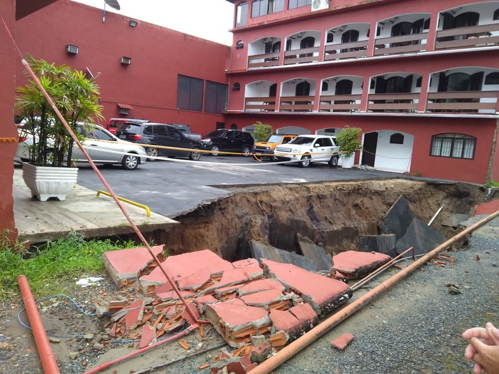 Cratera aberta impediu a retirada dos veculos do estacionamento do hotel (Foto: Arquivo Pessoal)