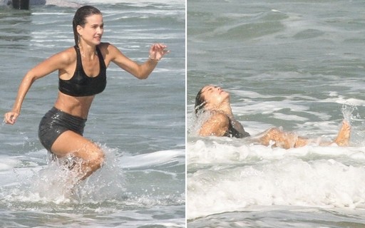 Luiza Valdetaro mergulha no mar e toma 'caldo' em praia carioca