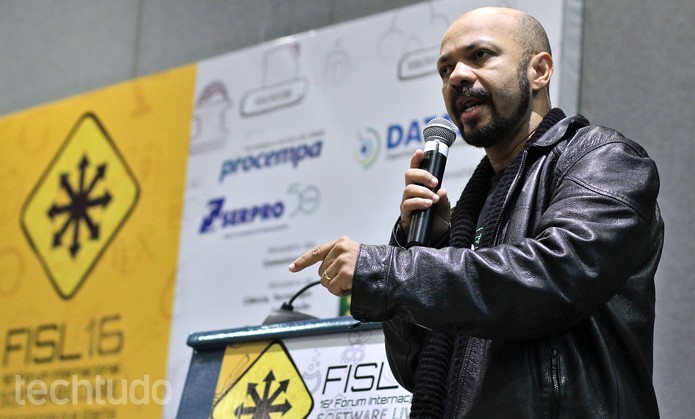 Alessandro Cabelo Faria mostra a sua tecnologia de reconhecimento facial (Foto: Divulgação/FISL 16)
