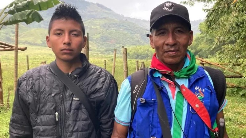 Jovani Chilhueso (à esquerda), vista aqui com o pai, recebeu US$ 400 para se juntar a uma gangue e perdeu amigos aos 11 anos. (Foto: BBC News)