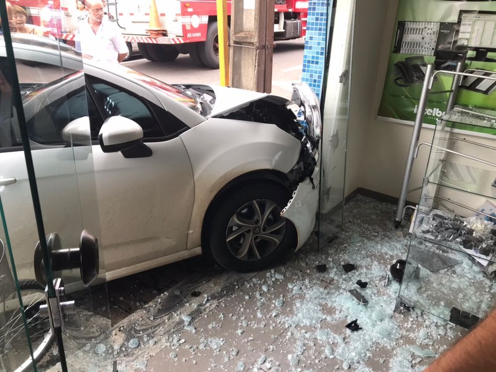 Carro invadiu loja de telefonia em Martinópolis (Foto: Corpo de Bombeiros/Cedida)