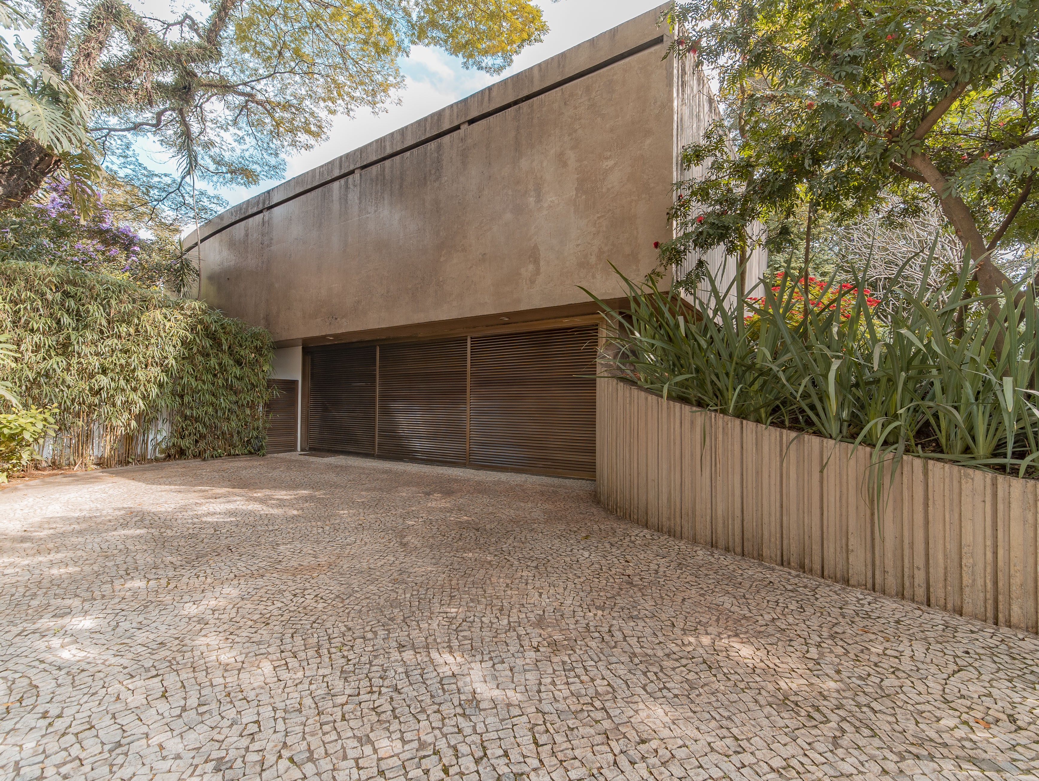 Casa desenhada por Oscar Niemeyer está à venda por R$ 15 milhões em SP (Foto: Divulgação/Shark Empreendimentos Imobiliários)