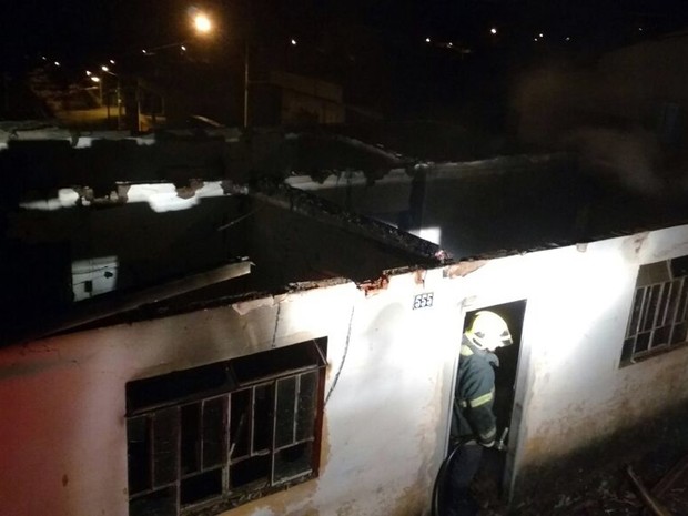 Casa teve telhado e móveis destruídos nesta quarta-feira, 21 (Foto: Corpo de Bombeiros/Divisa Nova)