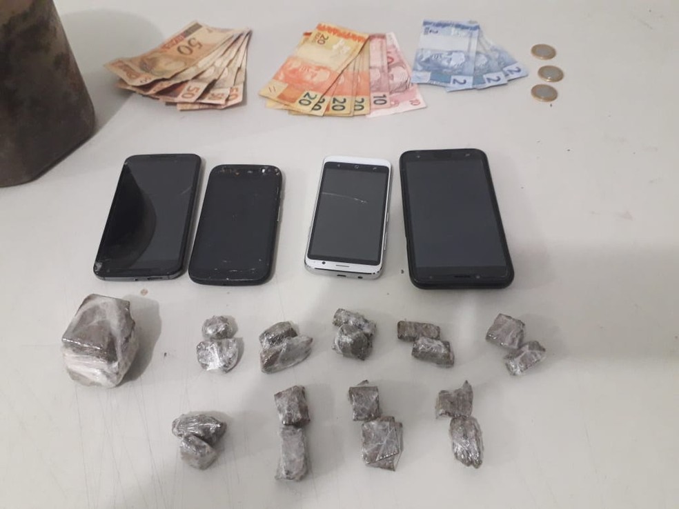 Além das mudas, a PM encontrou quatro celulares e 18 porções da droga  — Foto: Polícia Militar/Divulgação