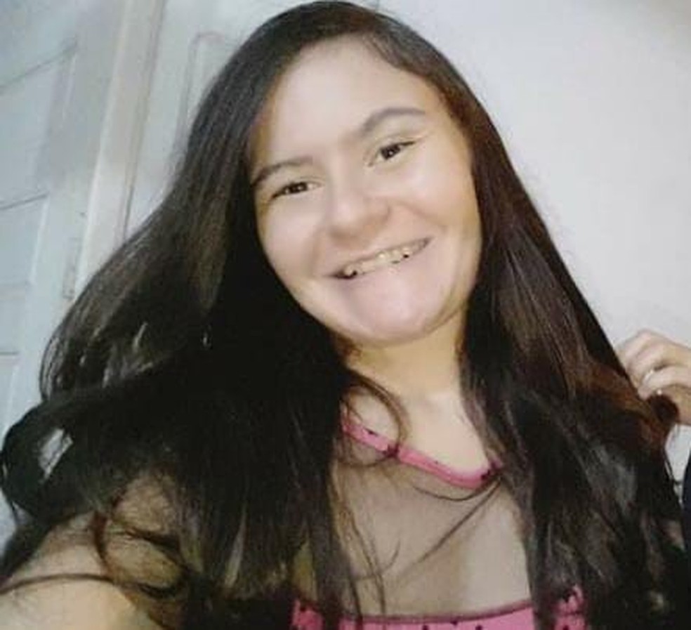 Sandra Letícia Gonçalves da Silva, de 22 anos, foi encontrada morta, sem roupa, dentro de casa — Foto: Arquivo da família