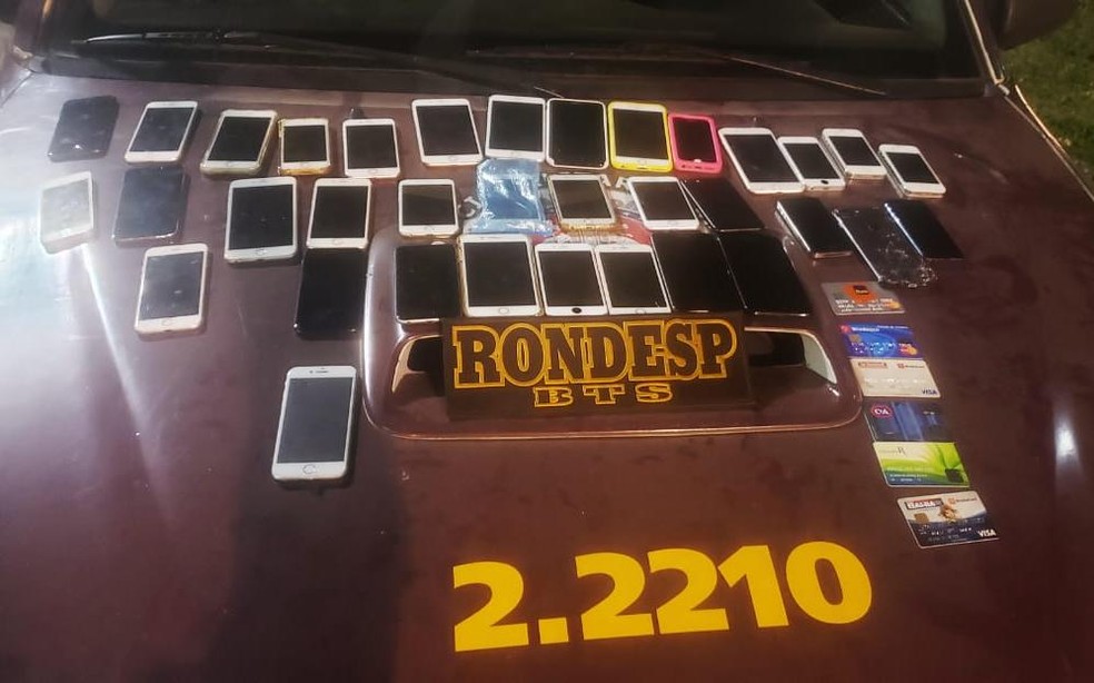 Três homens são presos e 34 celulares furtados em festa são recuperados após polícia rastrear GPS de um dos aparelhos em Salvador — Foto: Divulgação/SSP