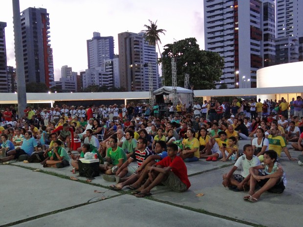Famílias se reuniram para assistir ao jogo no Parque Dona Lindu. (Foto: Katherine Coutinho/G1)