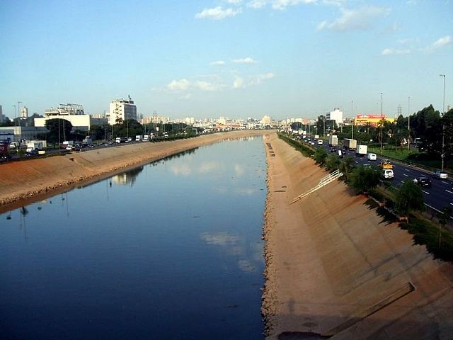Imagem da Marginal Tietê e do Rio Tietê (Foto: Wikimedia Commons / Dornicke)