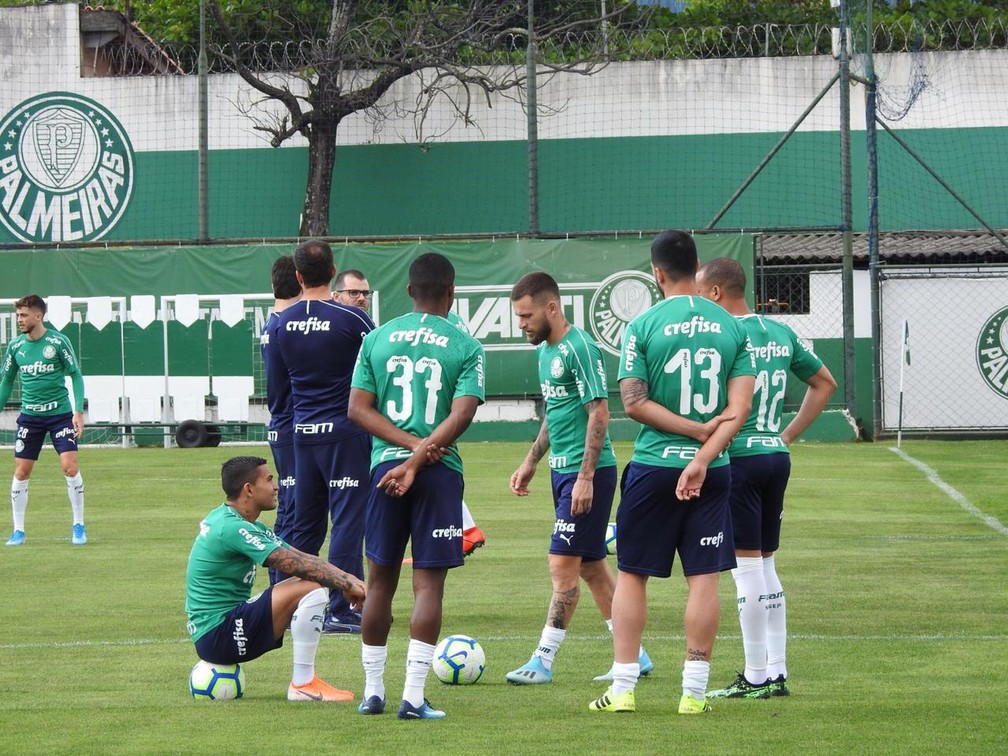 Jogadores do Palmeiras no treino desta sexta — Foto: Felipe Zito