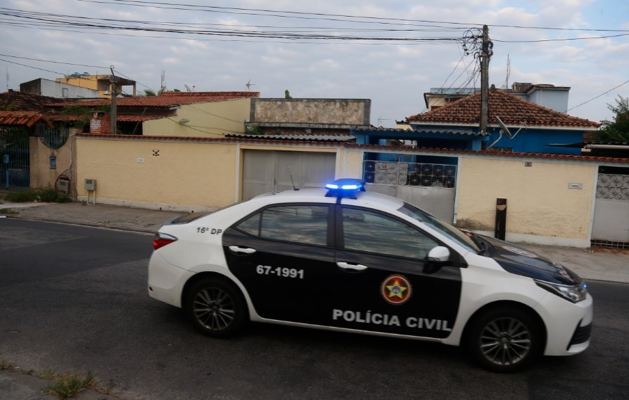 Polícia cumpre mandado na casa da família de Monique, em Bangu, Zona Oeste do RioAgência O Globo