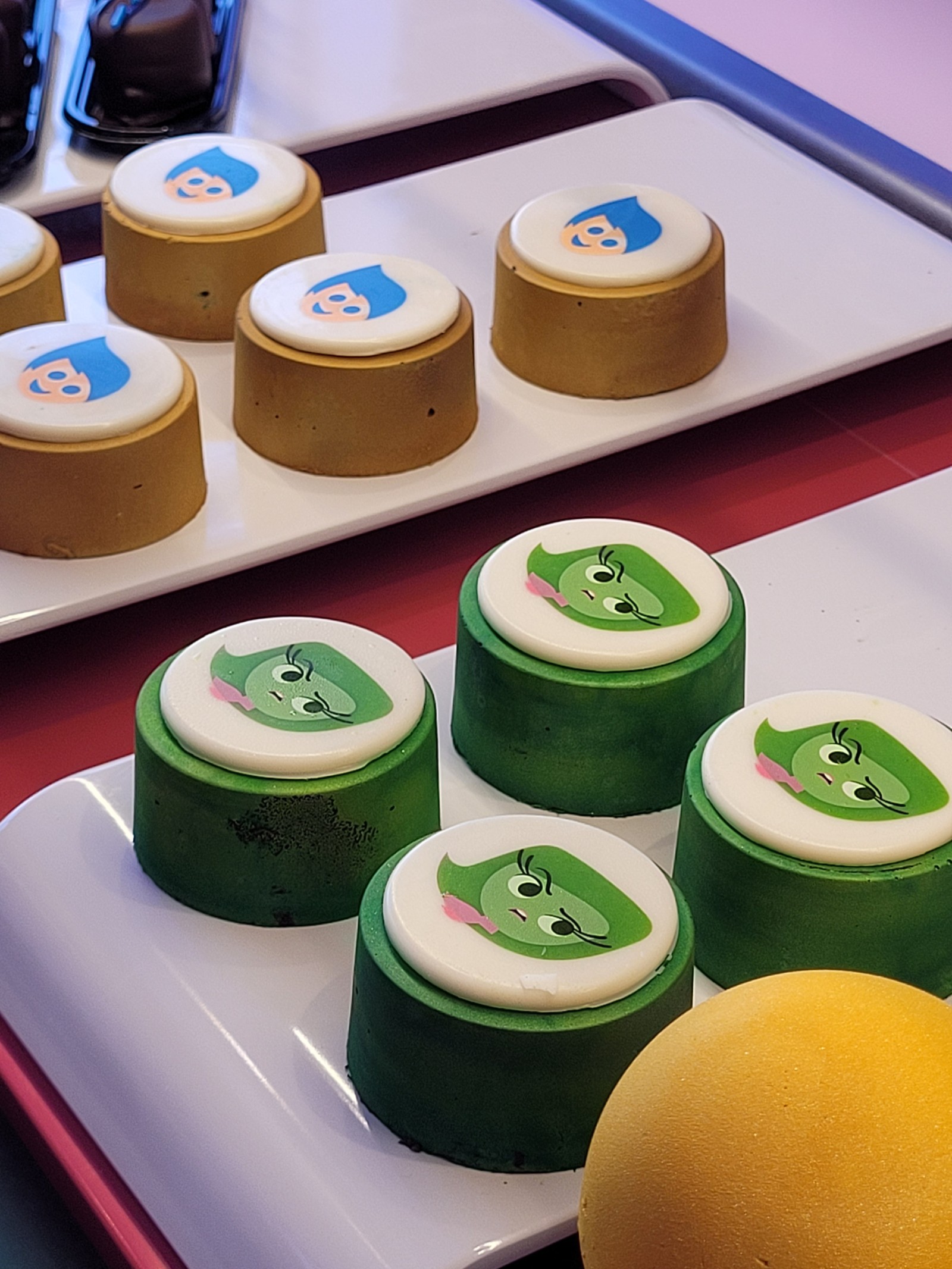 Para fãs do estúdio Pixar, a loja Joyful Sweets vende doces e sorvetes inspirados na animação 'Divertidamente'