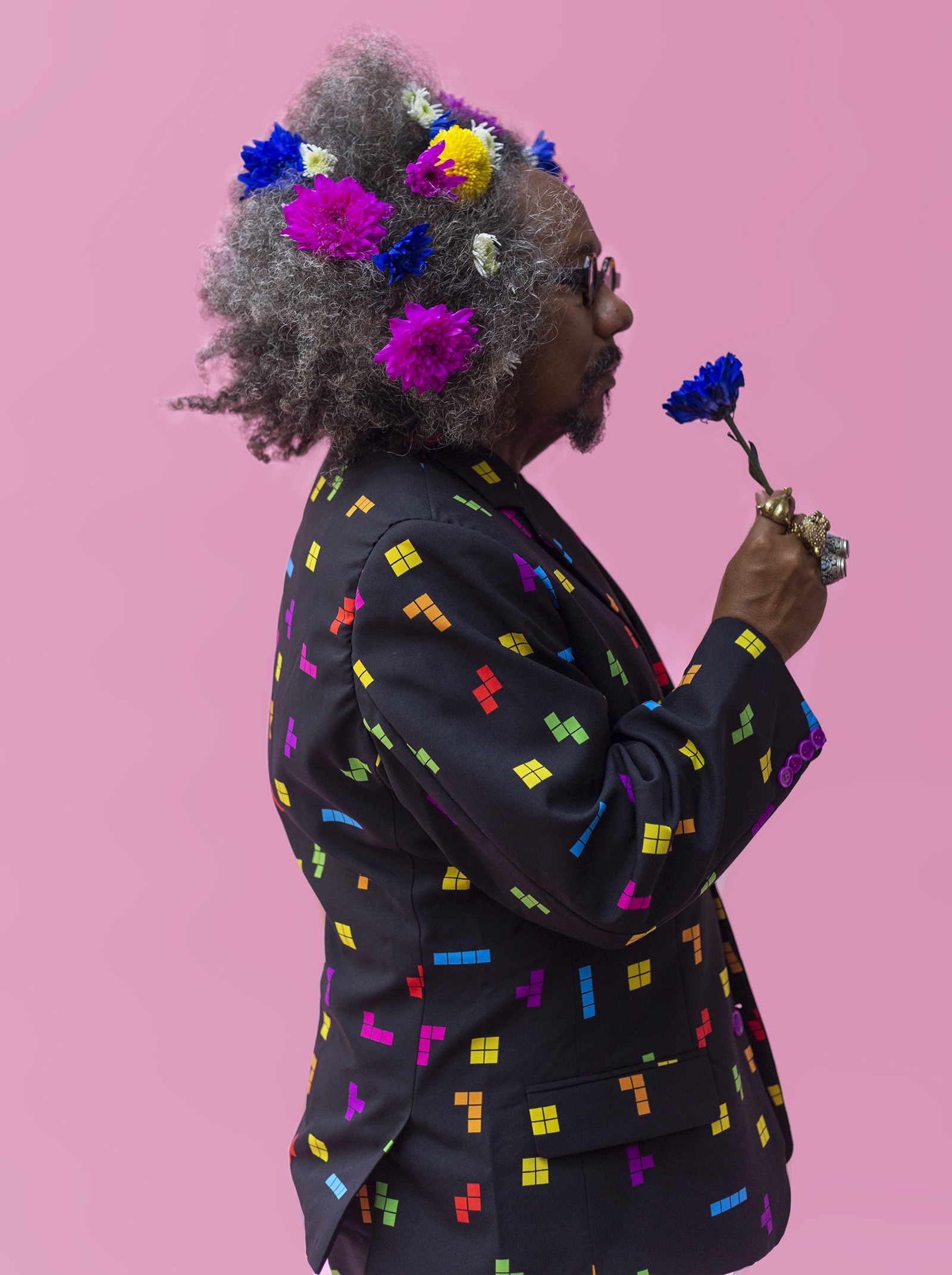 Chico César se aviva com a leveza que conduz o álbum 'Vestido de amor' da África ao nordeste do Brasil