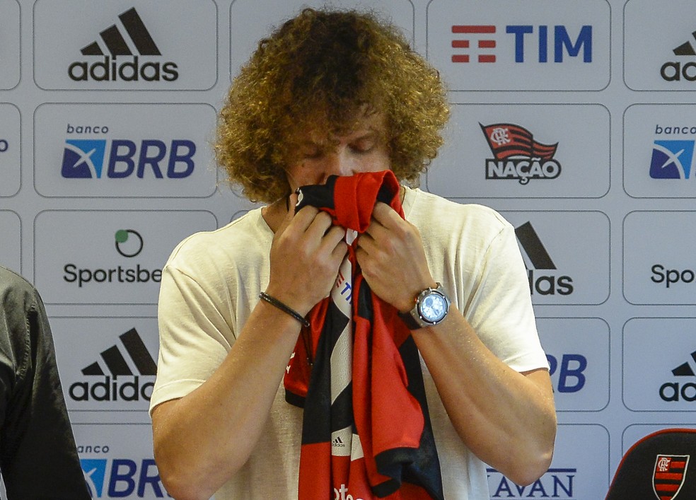 David Luiz beija a camisa do Flamengo em apresentação — Foto: Marcelo Cortes / CRF