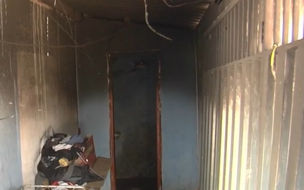 Jovem é presa suspeita de atear fogo e destruir casa do namorado por achar que ele tinha a traído, em Senador Canedo, Goiás — Foto: Reprodução/TV Anhanguera