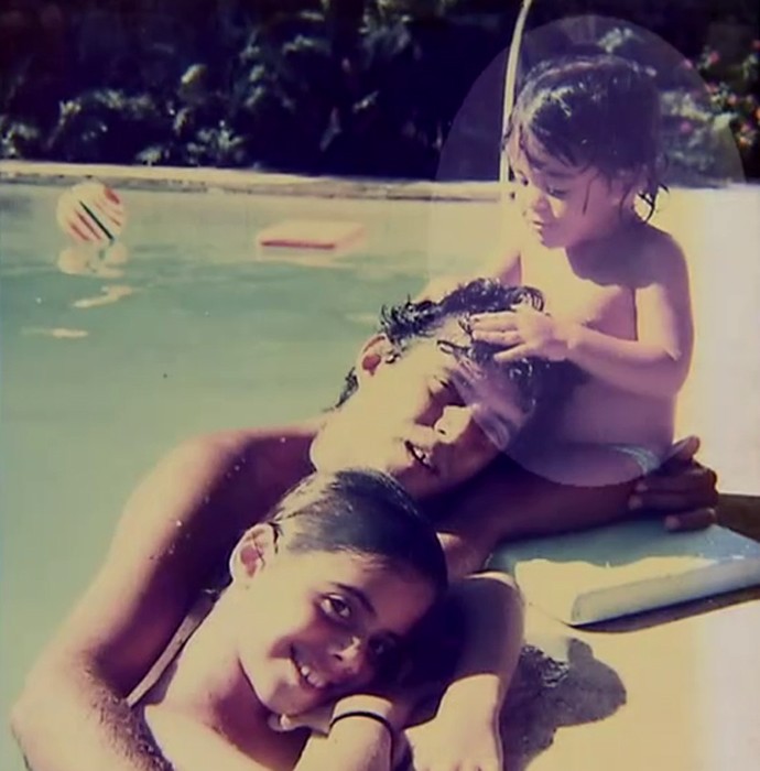 Carol Castro brinca na piscina (Foto: TV Globo)