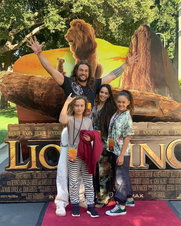 Jason Momoa com os filhos, Nakoa-Wolf e Lola Iolani, e a mulher, Lisa Bonet (Foto: Reprodução / Instagram)