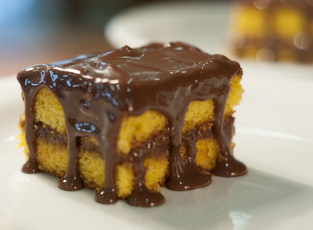 No Brasil, o bolo de cenoura é servido tradicionalmente com cobertura de chocolate cremosa. Já nos Estados Unidos, o costume é colocar calda de cream cheese (Foto: GettyImages)