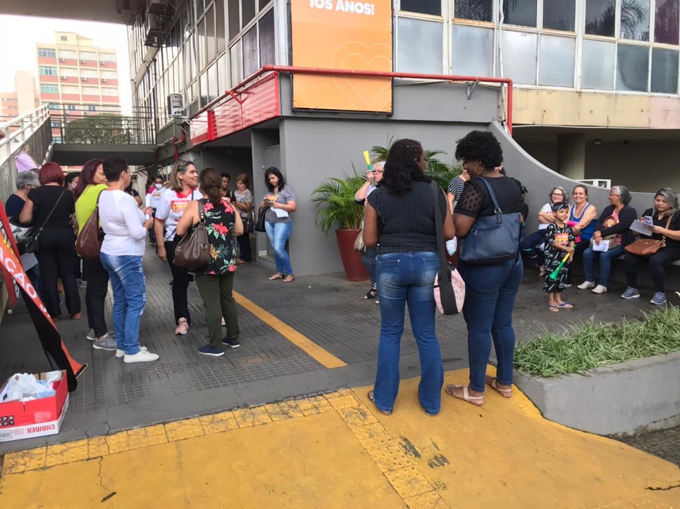 Servidores públicos manifestaram em frente a Prefeitura na tarde desta segunda-feira (19) — Foto: Vinicius Alonso