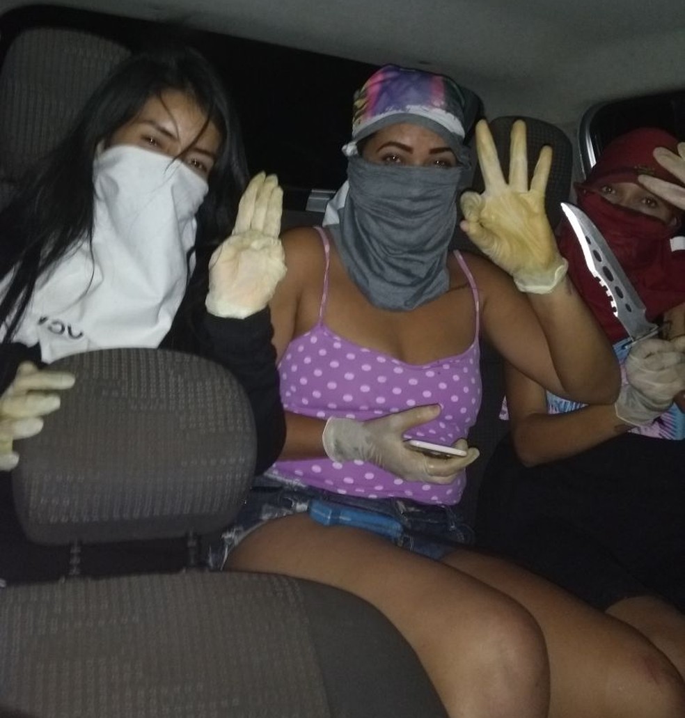 Mulheres suspeitas de praticar os crimes posaram para foto com luvas, faca, facão e com o rosto coberto (Foto: Polícia Civil/Divulgação)