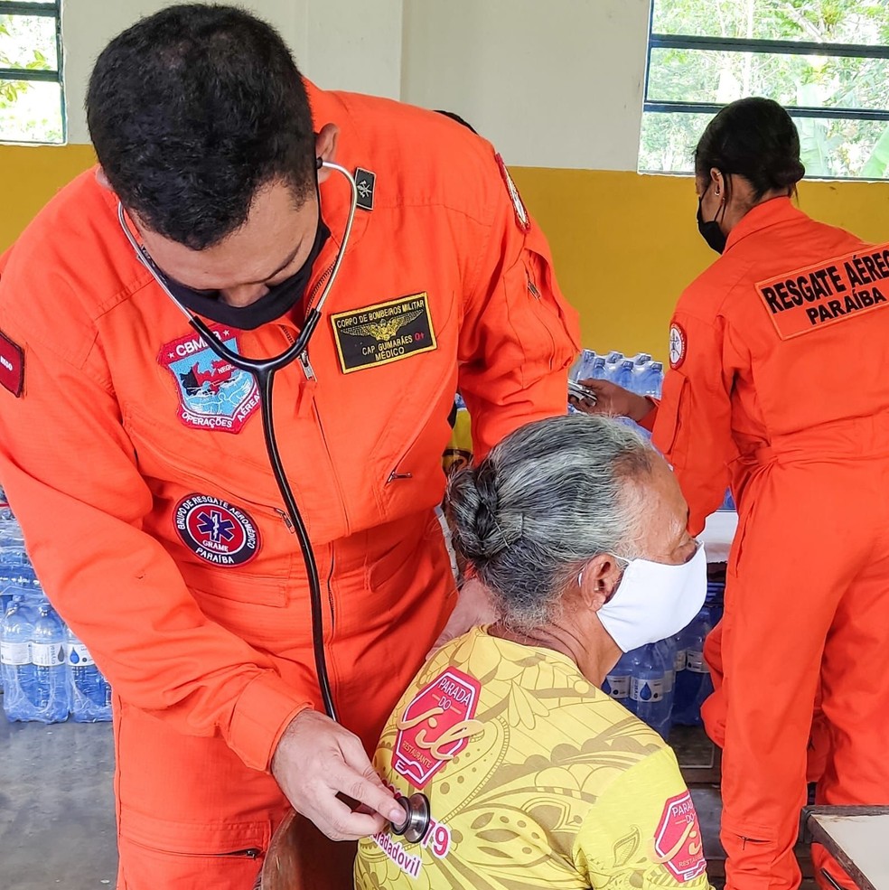 Na foto o capitão Guimarães, um dos médicos enviados à Bahia para cuidar de vítimas das enchentes — Foto: Corpo de Bombeiros Militar da Paraíba