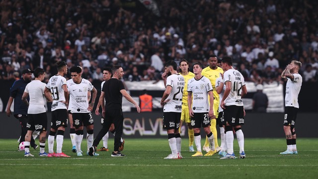 Jogadores do Corinthians após derrota para o Fluminense