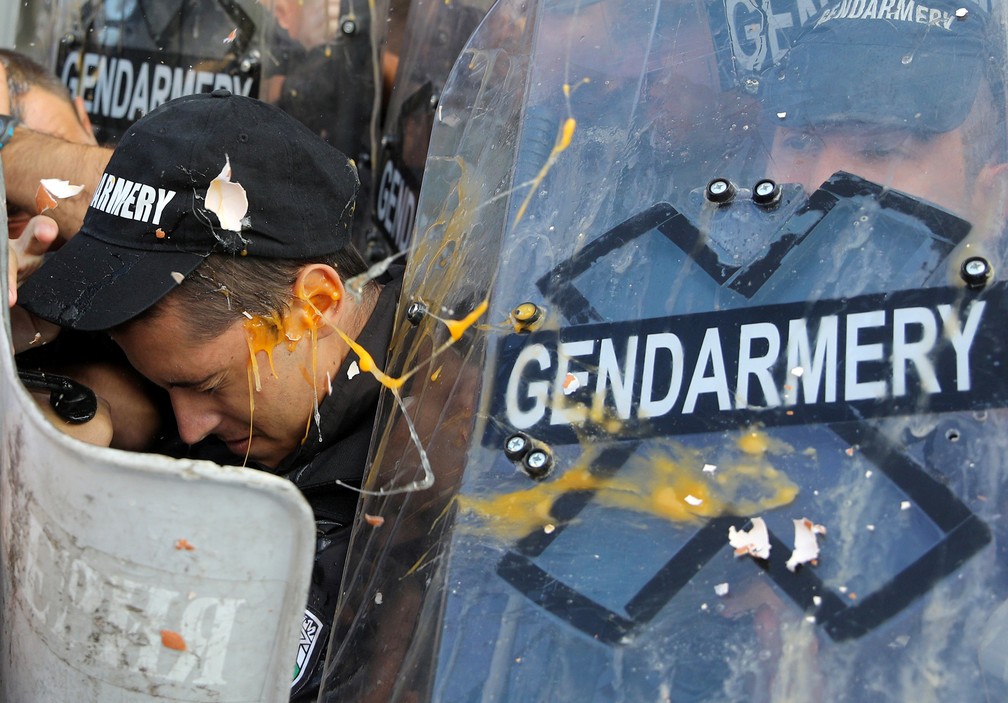 2 de setembro - Policial é atingido por um ovo durante confronto com manifestantes, em Sofia, Bulgária — Foto: Stoyan Nenov/Reuters