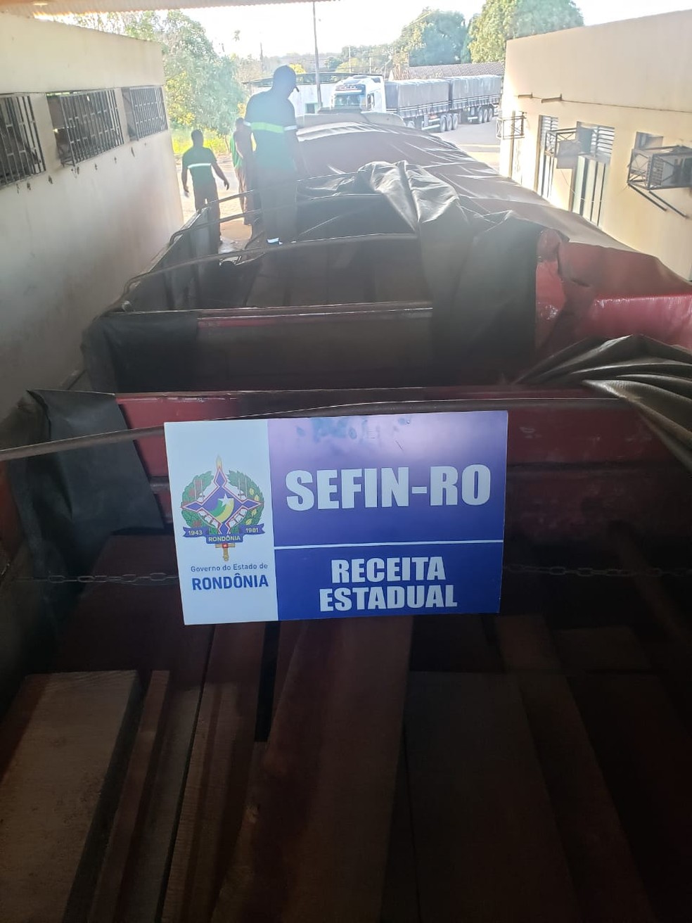 Sefin-RO e Semfaz-AM apreendem mais de 100 m3 de madeira em Vilhena, RO — Foto: Divulgação/Sefin-RO